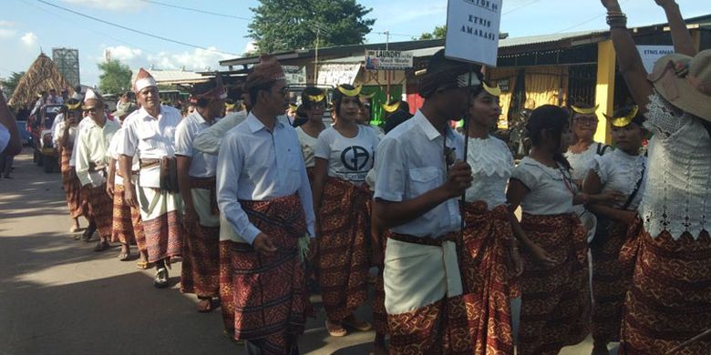 Pawai Paskah oleh Jemaat Gereja Benyamin Oebufu, Kota Kupang, Nusa Tenggara Timur (NTT), dengan menggunakan busana adat, Minggu (1/4/2018).