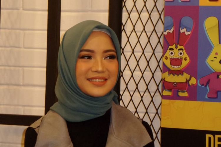 Chacha Frederica berpose dalam sebuh acara di Kemang Raya, Jakarta Selatan, Kamis (3/5/2018).