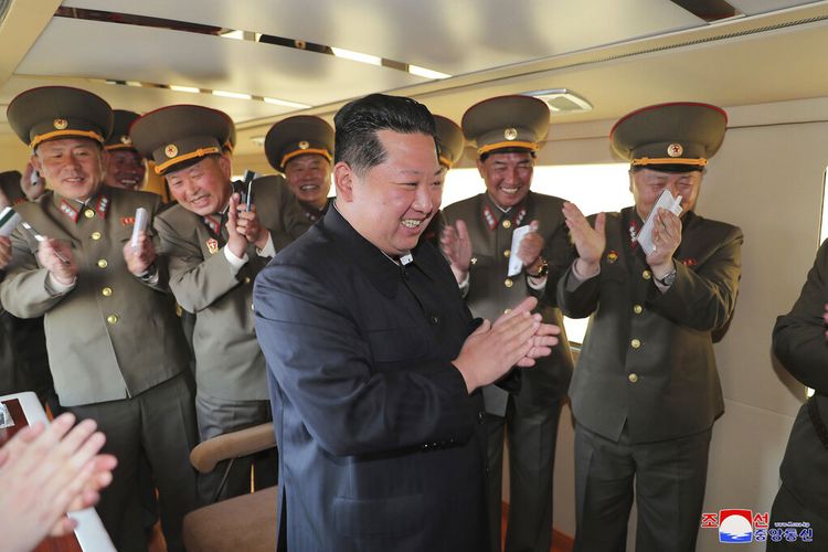 Foto tak bertanggal ini disediakan Minggu, 17 April 2022, oleh pemerintah Korea Utara menunjukkan pemimpinnya Kim Jong Un di sebuah lokasi yang dirahasiakan di Korea Utara mengamati peluncuran uji coba senjata berpemandu taktis yang baru dikembangkan.