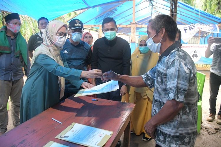 Bantuan hunian tetap diserahkan secara simbolis oleh Bupati Luwu Utara, Indah Putri Indriani kepada jemaat Gereja.