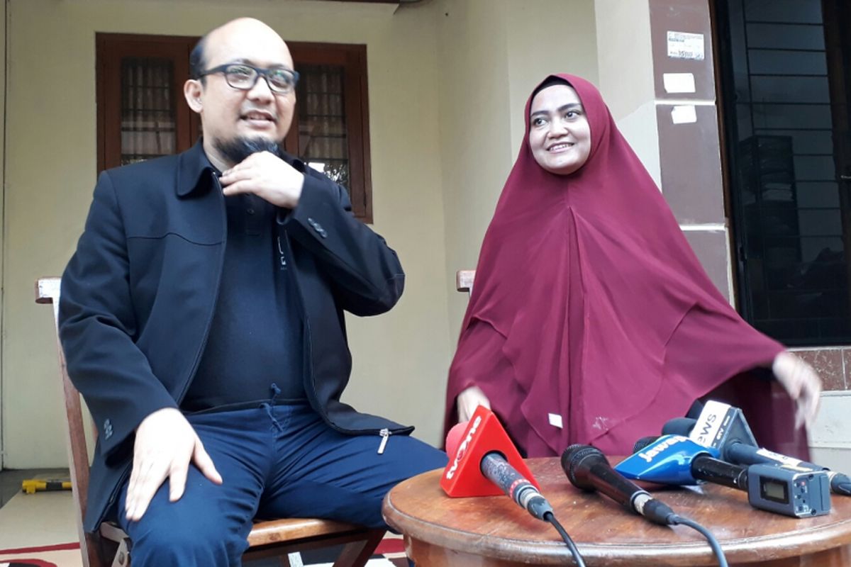 Penyidik Komisi Pemberantasan Korupsi Novel Baswedan didampingi oleh istrinya Rina Emilda saat menerima wawancara dengan sejumlah media massa di kediamannya di Jalan Deposito RT 003 RW 010, Kelapa Gading, Jakarta Utara, Selasa (27/2/2018).