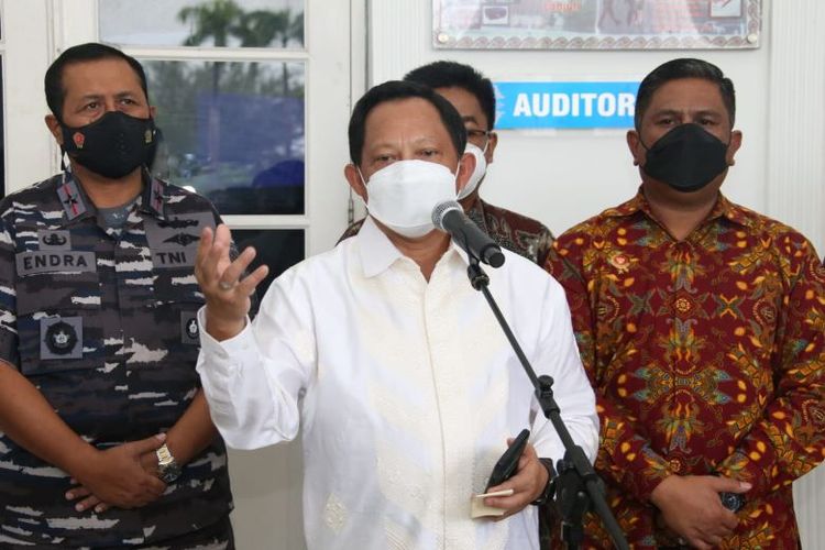 Menteri Dalam Negeri (Mendagri) Muhammad Tito Karnavian saat kunjungan kerja ke Sumatera Barat berbicara dalam Rapat Koordinasi Percepatan Vaksinasi di Auditorium Pendopo Gubernur Sumatera Barat, Jumat (17/12/2021).