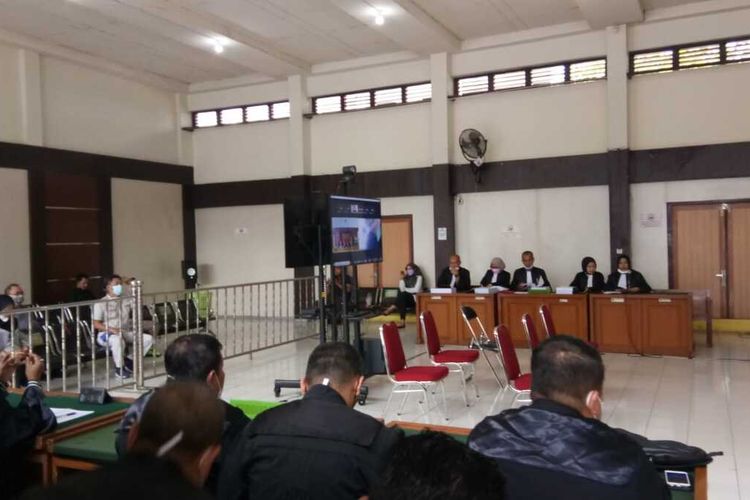 Sidang dugaan korupsi pembangunan masjid Sriwijaya yang digelar secara virtual di Pengadilan Negeri Palembang, Rabu (8/12/2021). Dalam sidang tersebut, kedua terdakwa yakni Mantan Sekretaris Daerah (sekda) Sumsel Mukti Sulaiman dituntut 10 tahun penjara dan Kepala Biro Kesra Sumsel Ahmad Nasuhi 15 tahun penjara.