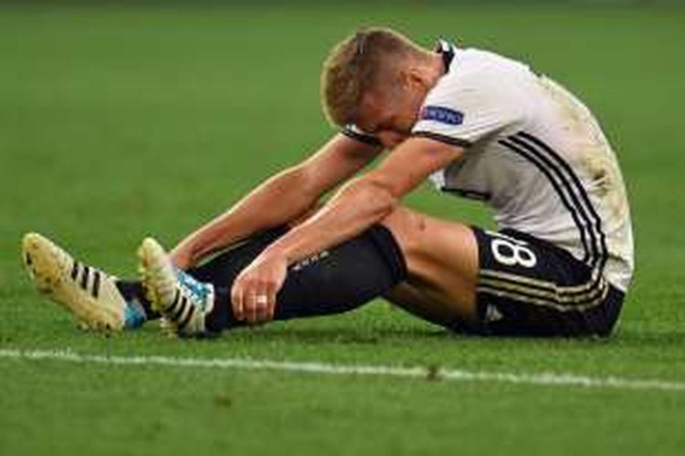 Toni Kroos meratapi Jerman dari Perancis pada semifinal Piala Eropa di Stade Velodrome, Kamis (7/7/2016).