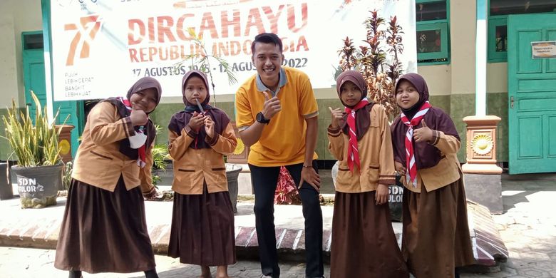 Berita Harian Guru Honorer Di Kediri Bantu Siswa Kekurangan Terbaru ...