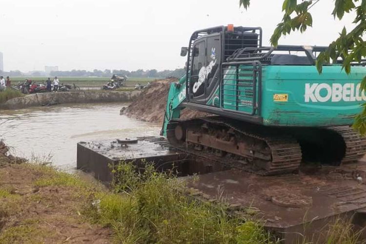 Pengerukan saluran pembuang dari Desa Karangligar, Kecamatan Telukjambe Barat, Karawang, Jawa Barat, Kamis (8//3/2023).