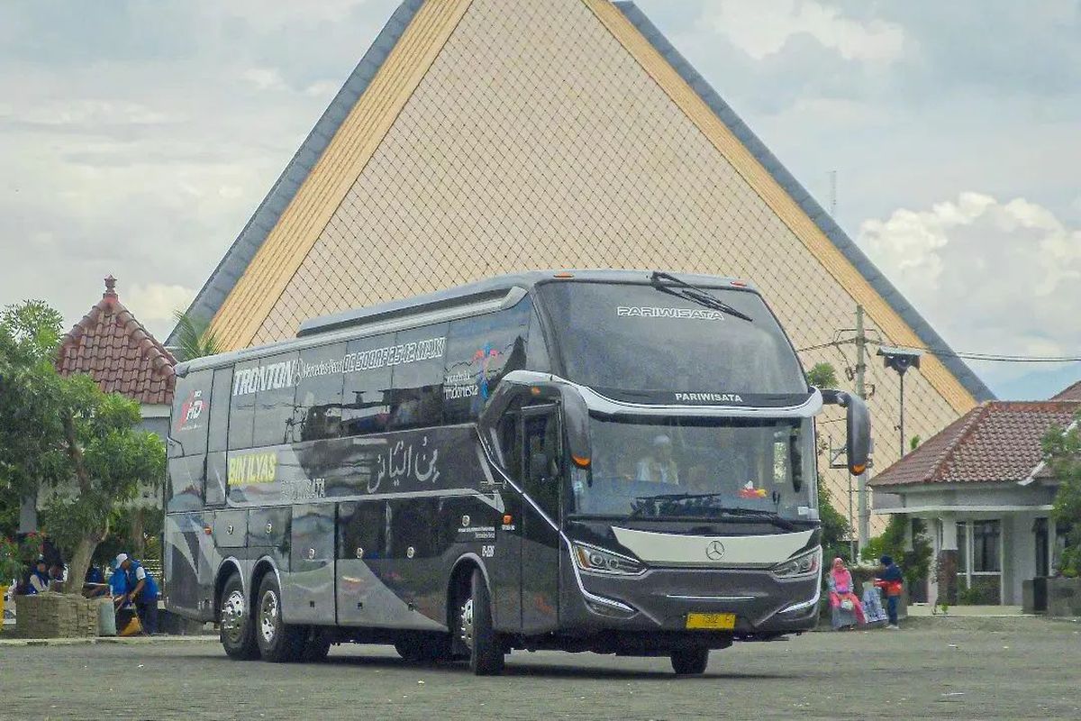 Bus Pariwisata sasis tronton milik PO Bin Ilyas