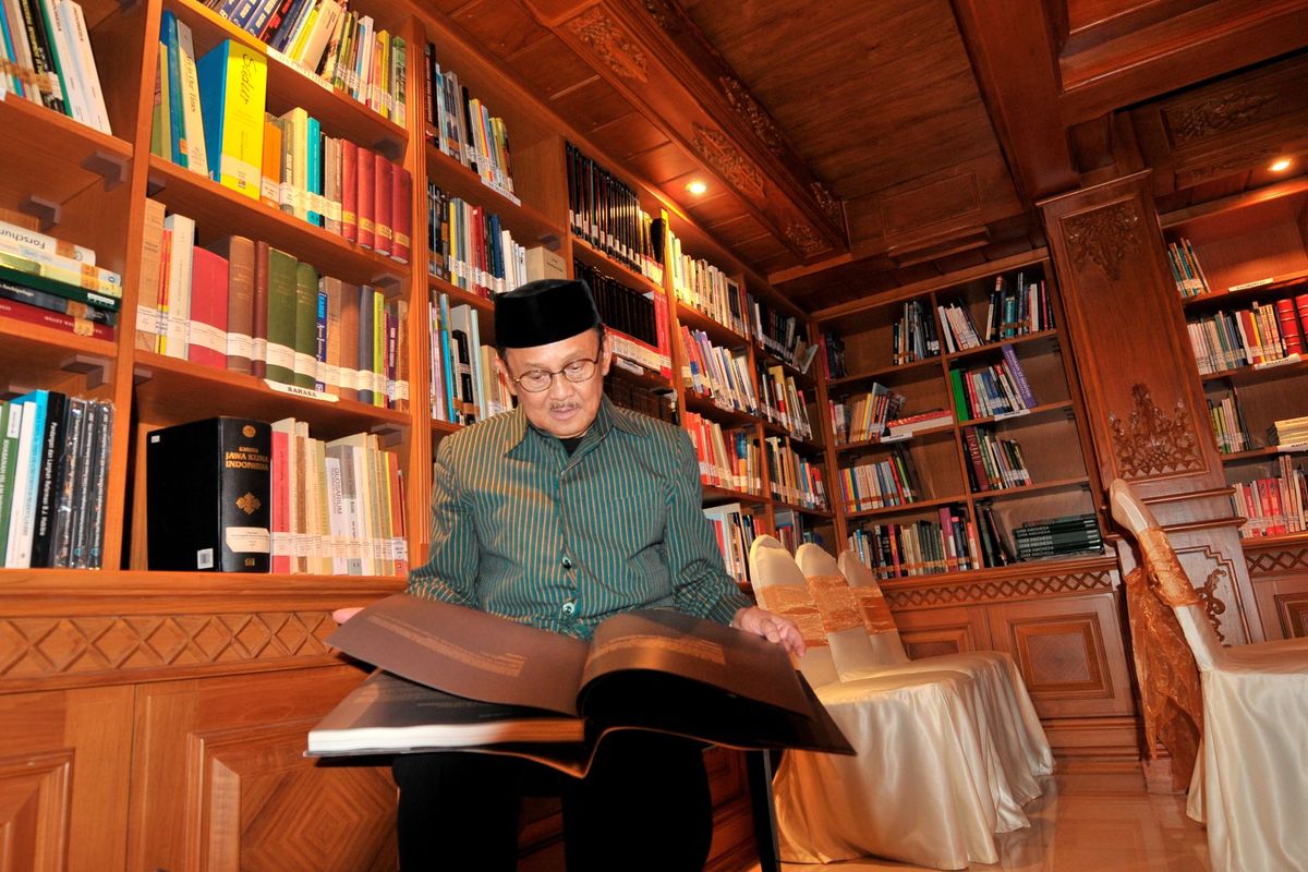 Bacharuddin Jusuf Habibie membaca salah satu koleksinya di perpustakaan Habibie Ainun, Jakarta, Senin (11/8/2014). Selain sebagai perpustakaan, ruangan ini juga difungsikan sebagai tempat diskusi dan pertunjukan musik.

Kompas/Mohammad Hilmi Faiq (MHF)
11-08-2014

DIMUAT 7/9/14 HAL 21 *** Local Caption *** Aku dan Rumahku : BJ Habibie

BJ Habibie membaca salah satu koleksinya di perpustakaan Habibie Ainun, Jakarta, Senin (11/8). Selain sebagai perpustakaan, ruangan ini juga difungsikan sebagai tempat diskusi dan pertunjukan musik.

Kompas/Mohammad Hilmi Faiq (MHF)
11-08-2014
