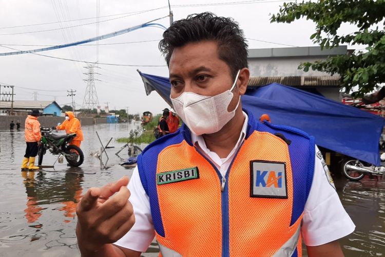 Manager Humas KAI Daop 4 Semarang Krisbiyantoro meninjau lokasi Jalan Semarang Tawang Alastua, Senin (8/2/2021)