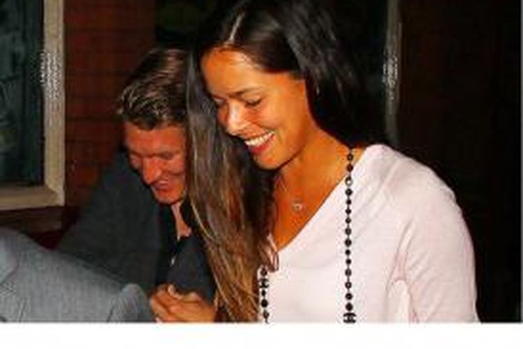 Gelandang Manchester United Bastian Schweinsteiger (kiri) dan kekasihnya, Ana Ivanovic.