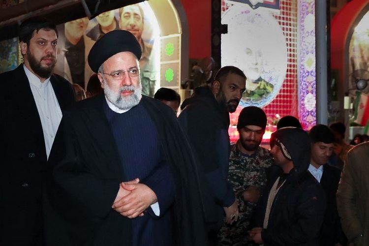 Presiden Iran Ebrahim Raisi mengunjungi makam Jenderal Garda Revolusi Qasem Soleimani, Jumat (5/1/2024).