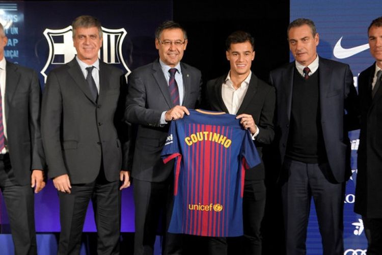 Gelandang asal Brasil, Philippe Coutinho, berpose dengan kostum FC Barcelona dalam acara presentasi resmi pengenalan dirinya sebagai pemain baru klub di Stadion Camp Nou, Barcelona, Spanyol, 8 Januari 2018.