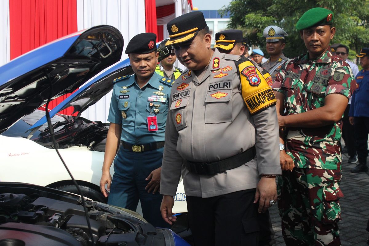 Wakapolresta Sidoarjo, AKBP Deny Agung Andriana saat mengecek kesiapan kendaraan untuk patroli, Rabu (3/4/2024).