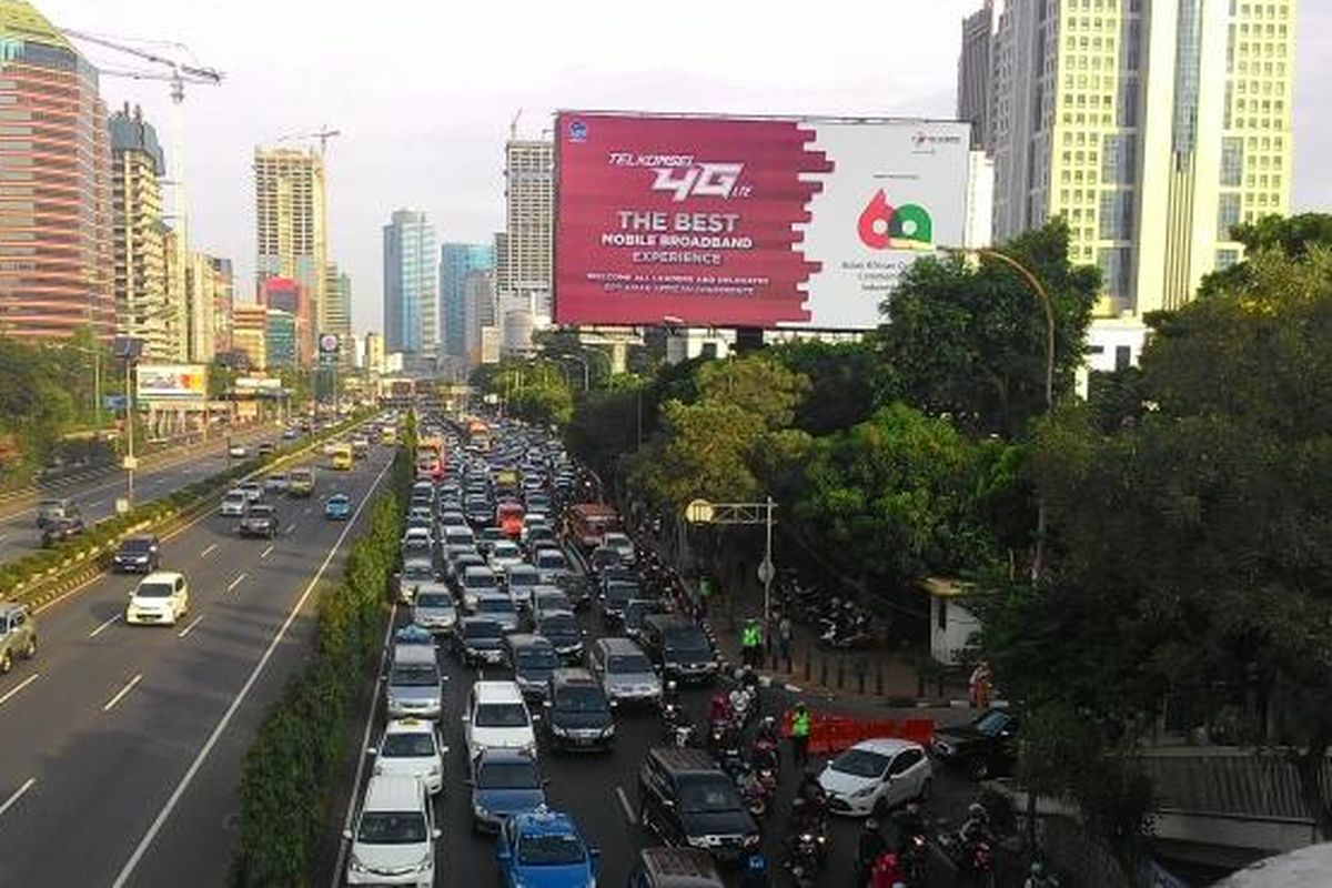 Kondisi Jalan Gatot Soebroto terpantau dari jembatan Semanggi, Kamis (23/4/2015).