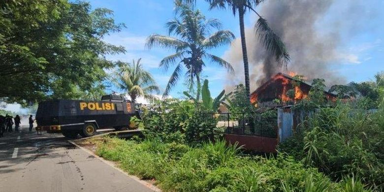 PADAMKAN API - Tampak satu kendaraan AWC milik Brimob Danyon C yang saat itu sedang memadamkan api pada rumah milik S usai dibakar masa demo pada Jumat, (5/4/2024), di Jayanti, Kabupaten Nabire. 
