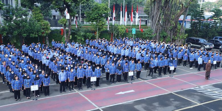 Aparatur sipil negara (ASN) Kementerian Pendayagunaan Aparatur Negara dan Reformasi Birokasi (Kementerian PANRB) terlihat sedang berbaris di lapangan di Kantor Kementerian PANRB, Jakarta 