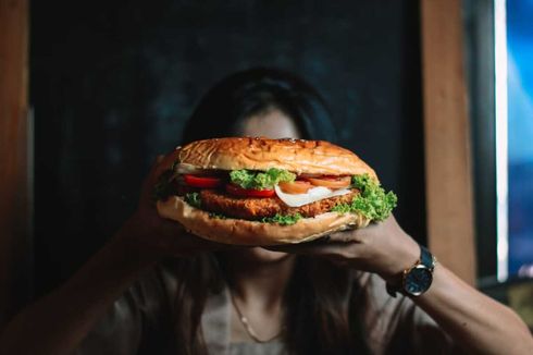 Tantangan Makan dan Habiskan Burger Sultan di Purwokerto, Sebesar Apa? 