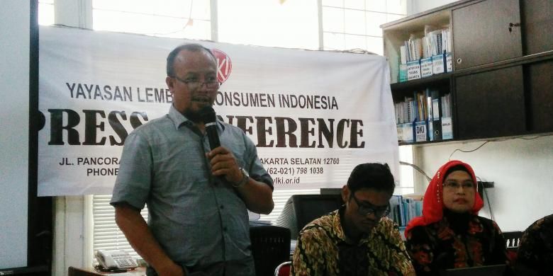 Ketua Harian Pengurus YLKI Tulus Abadi saat konfrensi pers di Kantor YLKI Pancoran, Jakarta Selatan, Senin (23/1/2017).