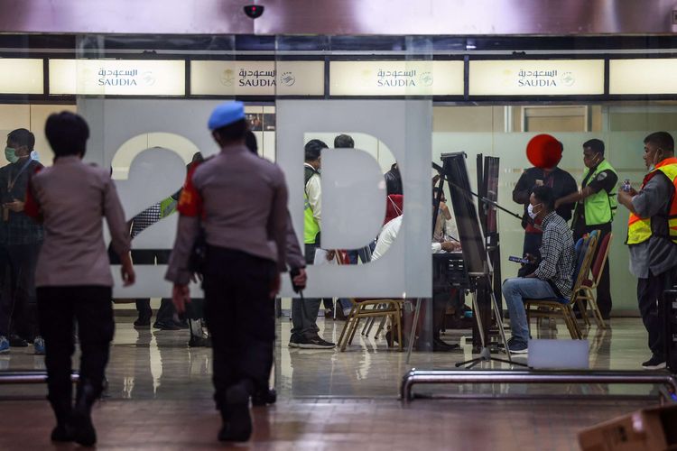 Suasana di Posko Crisis Center Sriwijaya Air SJ 182 di Terminal kedatangan 2D, Bandara Soekarno-Hatta, Sabtu (9/1/2020). Pesawat Boeing 737-500 Sriwijaya Air dengan nomor penerbangan SJ182 dilaporkan hilang kontak setelah take off dari Bandara Soekarno-Hatta, Cengkareng, pada Sabtu (9/1/2021) sore.