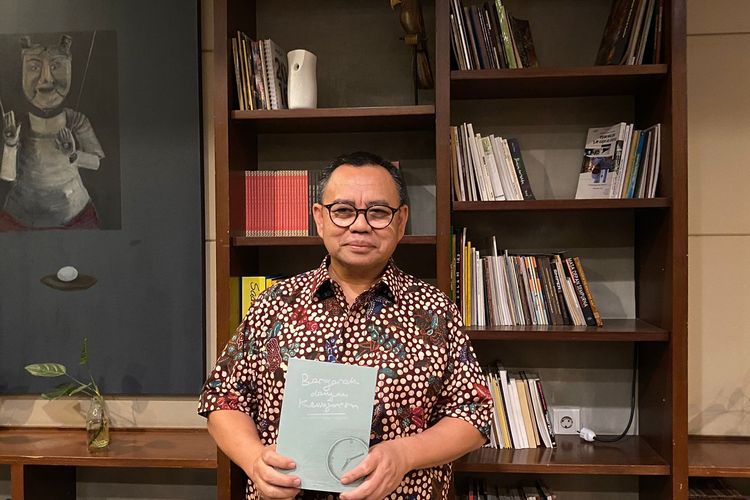 Mantan Menteri Energi dan Sumber Daya Mineral (ESDM) Sudirman Said meluncurkan buku antologi keduanya yang berjudul “Bergerak dengan Kewajaran” di Teater Salihara, Pasar Minggu, Jakarta Selatan, Kamis (30/11/2023). 