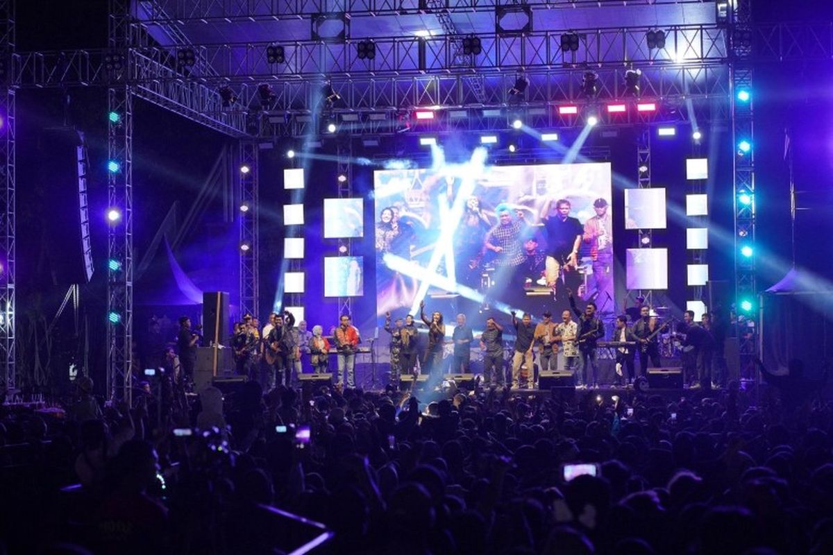 Penampilan band Gildcoustic, Java Music Revolution, dan Happy Asmara memeriahkan malam puncak perayaan Hari Jadi ke-220 Kabupaten Klaten di Alun-alun Kabupaten Klaten, Jawa Tengah, Jumat (20/9/2024). 