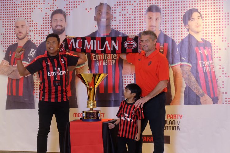 Daniele Massaro (kanan) berfoto bersama fan dari Indonesia dalam acara Meet and Greet di Hotel Borobudur, Jakarta, Minggu (13/11/2022). AC Milan berkunjung ke Indonesia dengan membawa trofi scudetto yang mereka menangkan pada 2021-2022.