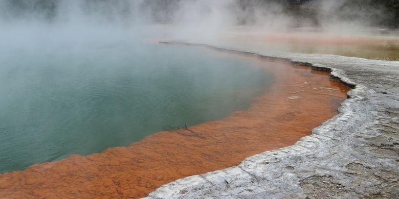 Champagne pool, geotermal dengan warna seperti champagne di Selandia Baru.