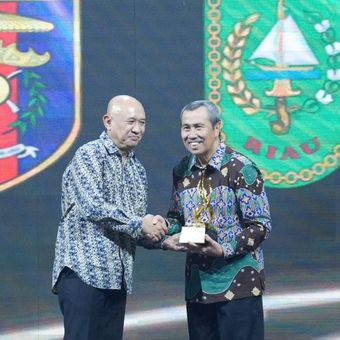 Gubernur Riau hadir dalam acara HUT KOMPAS TV dan raih penghargaan Apresiasi Daerah Peduli Pengembangan Usaha Mikro, Kecil, dan Menengah (UMKM) dan Potensi Sumber Daya Lokal dari Kompas TV.