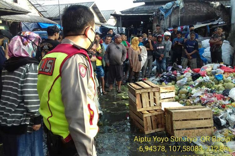 Tampak warga menyemuti tumpukan sampah ditemukannya mayat bayi di pasar caringin Bandung.