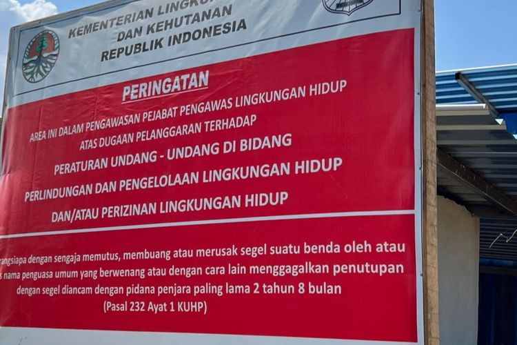 Kementerian Lingkungan Hidup dan Kehutanan memasang segel papan penutupana operasional pabri porang di Desa Bantengan, Kecamatan Wungu, Kabupaten Madiun, Jawa Timur