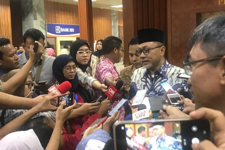 Ketua MPR Zulkifli Hasan saat memberikan sambutan di acara Peringatan Hari Konstitusi di Gedung MPR, Jakarta, Minggu (18/8/2019).