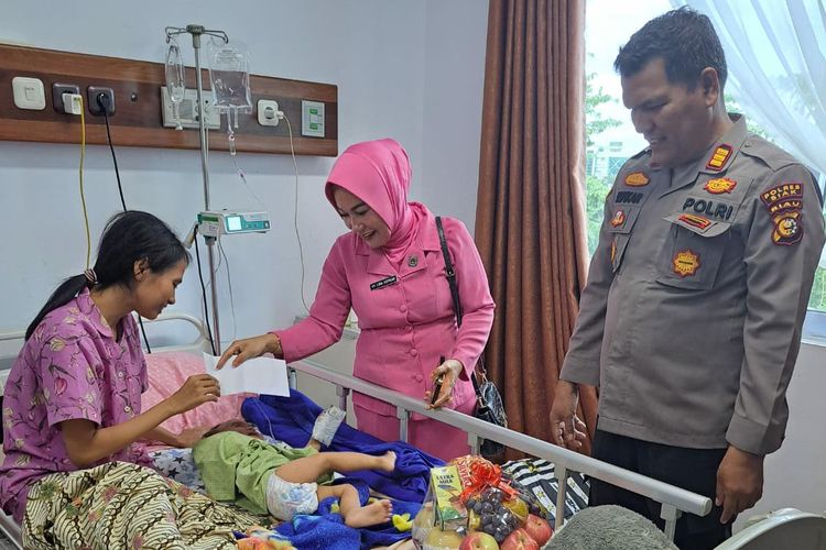 Kapolsek Bungaraya AKP Aspikar bersama ibu Bhayangkari saat menjenguk bayi korban kecelakaan lalu lintas yang mengalami tangan kanannya putus, di Rumah Sakit Prima, Kota Pekanbaru, Riau, Jumat (24/11/2023).