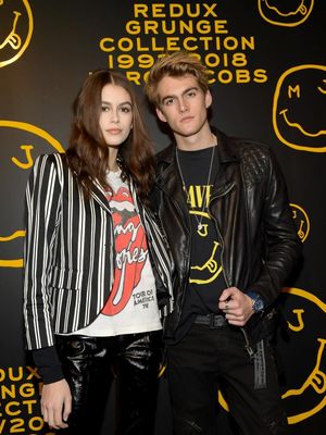 Model Kaia dan Presley Gerber ketika menghadiri peluncuran koleksi Redux Grunge Marc Jacobs di New York. 