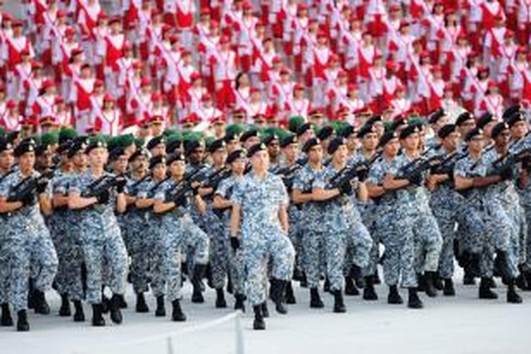 Personel pasukan Angkatan Laut Singapura dalam sebuah parade.