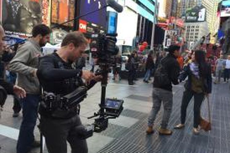 Raisa Andriana dan Chicco Jerikho sedang beradegan di depan juru kamera dalam shooting film Terjebak Nostalgia di Times Square, New York City, AS, Oktober 2015.