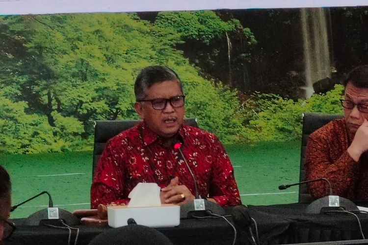 Sekretaris Jenderal PDI-P Hasto Kristiyanto dalam konferensi pers di Kantor DPP PDI-P, Jalan Diponegoro, Menteng, Jakarta, Senin (8/1/2024).