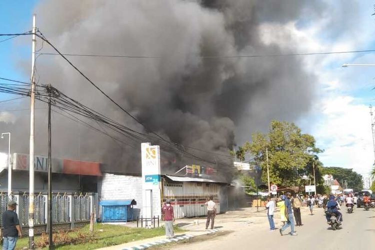 Nampak kebakaran terhadap beberapa ruko dan perumahan warga di dekat jalan raya Sentani, Kabupaten Jayapura, Papua, Senin (02/05/2022).