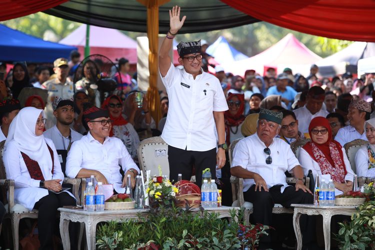 Menteri Pariwisata dan Ekonomi Kreatif (Menparekraf) Sandiaga Salahuddin Uno menyaksikan secara langsung Banyuwangi Ethno Carnival (BEC) 2024.