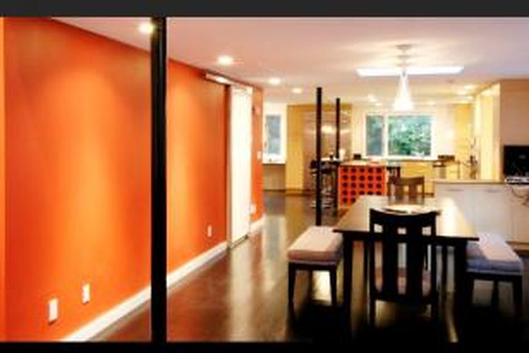 Warna oranye bisa diaplikasikan pada upholstery kursi dan peralatan makan. Meski tidak mendominasi warna ruangan, namun oranye dapat mengubah mood ruangan. Harapannya, selera makan penghuni dapat meningkat. 