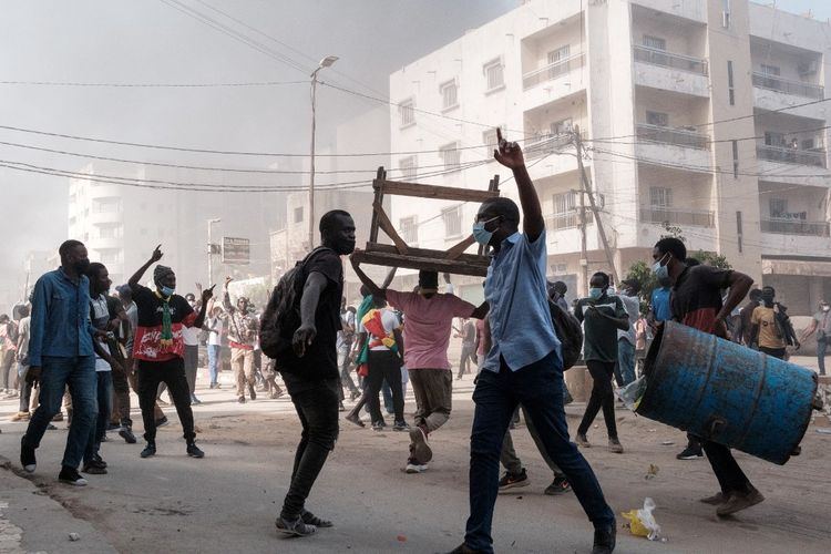 Para pengunjuk rasa meneriakkan slogan-slogan dan mengumpulkan tong dan meja untuk dibakar selama bentrokan dengan polisi di sela-sela protes menentang penundaan pemilihan presiden di menit-menit terakhir di Dakar pada tanggal 9 Februari 2024. Pada 8 Februari 2024, parlemen mendukung keputusan mendadak presiden untuk menunda pemilu 25 Februari selama 10 bulan, memicu reaksi keras dari pihak oposisi dan keprihatinan internasional. 