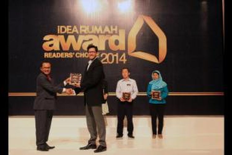 Corporate Brand Management Manager Massindo Group, Timothy Purnomo, saat menerima penghargaan iDEA Rumah Award 2014 dari Editor in Chief Tabloid RUMAH dan Majalah iDEA, Alois Wisnuhardana.

