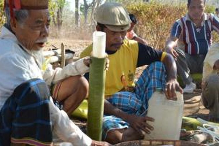 kolo-1= Ritual adat meminta persetujuan alam sebelum beras dimasukkan ke dalam bambu dalam acara 'Tapa Kolo' yakni memasak nasi dengan bambu dengan cara dibakar yang dilakukan warga Kampung Sambikoe, Kelurahan Watu Nggene, Kecamatan Kota Komba, Manggarai Timur, Nusa Tenggara Timur.