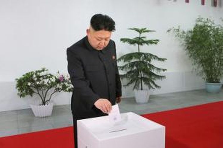 Pemimpin Korea Utara, Kim Jong Un memberikan suaranya dalam pemilihan umum yang digelar Minggu (9/3/2014). Kim mewakili daerah pemilihan 111, Gunung Paektu dan seluruh warga di kawasan itu memilih dia.