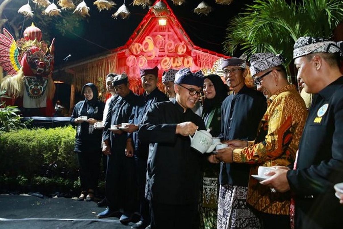 Festival Ngopi Sepuluh Ewu digelar di Desa Kemiren, Banyuwangi, Sabtu malam (12/10/2019).