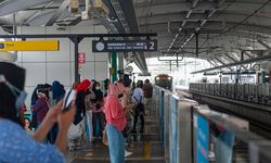 Jumlah Penumpang Per Hari MRT Jakarta Hampir Lampaui Target