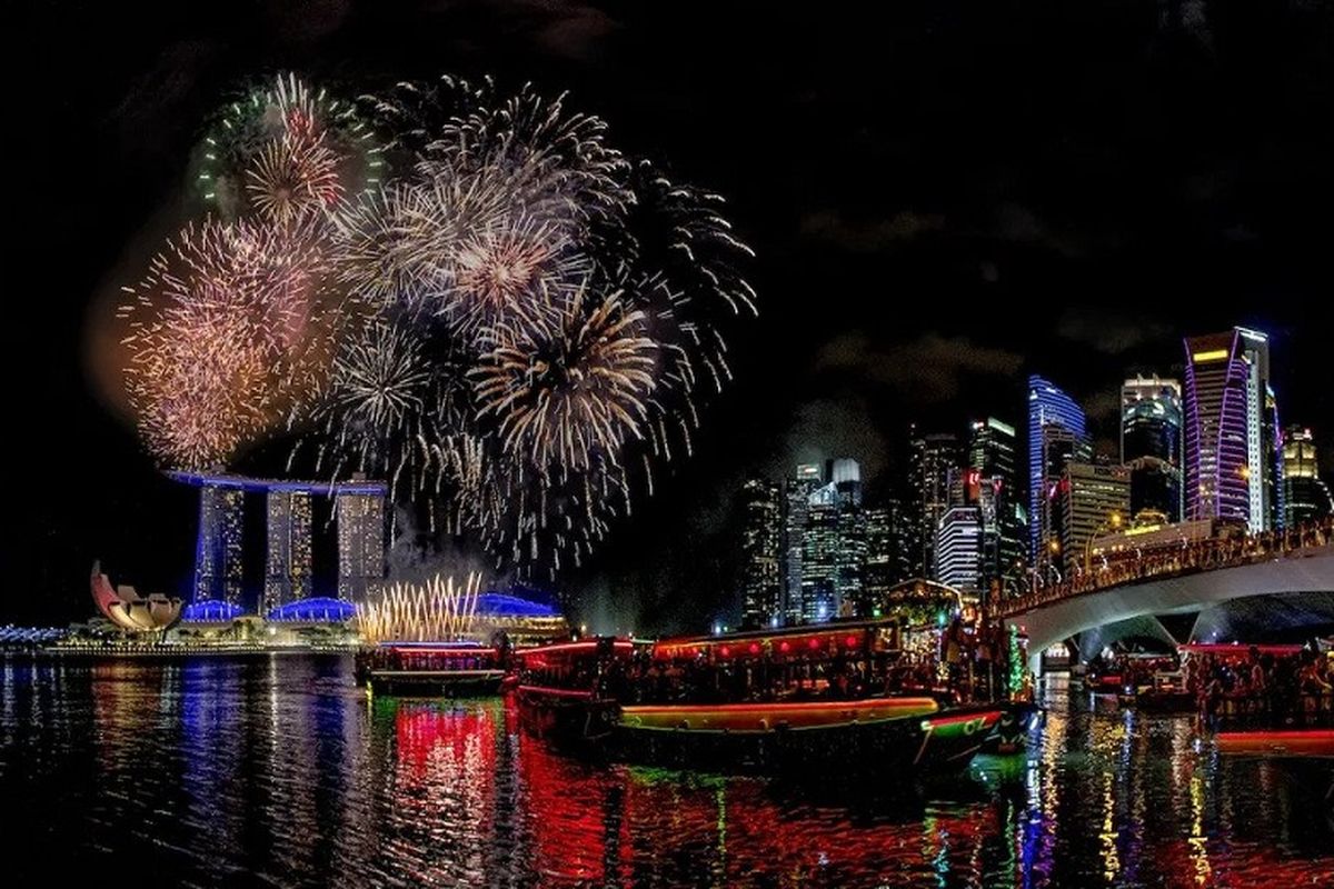 Kembang api dipancarkan ke langit-langit Marina Bay, Singapura pada perayaan hitung mundur menyambut Tahun Baru 2020. Perayaan ini adalah yang terakhir sebelum pandemi Covid-19 mengguncang dunia.