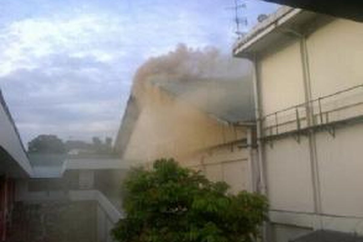 Salah satu gedung di studio TVOne di kawasan Pulogadung, Jakarta Timur, terbakar, Selasa (24/12/2013) sore.