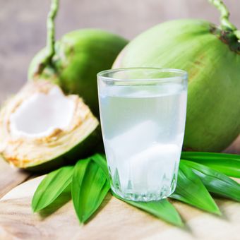 Ilustrasi air kelapa. Terdapat sejumlah efek samping minum air kelapa bagi sejumlah kelompok orang.