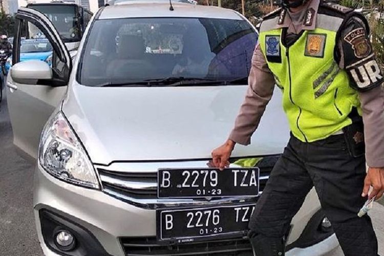 Sebuah mobil yang ditindak polisi pada Kamis (26/7/2018). Dari foto, terlihat mobil yang ditindak menggunakan dua pelat nomor, masing-masing B 2276 TZA dan B 2279 TZA. Tujuannya untuk mengakali peraturan ganjil genap. 