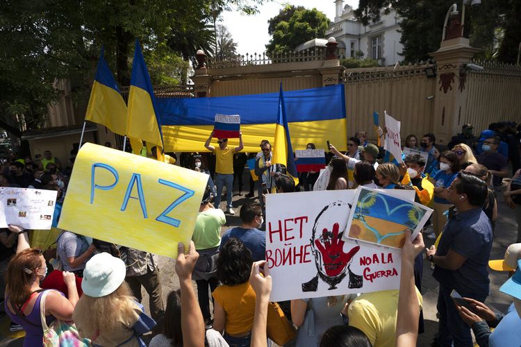 Warga Ukraina yang tinggal di Meksiko memprotes invasi Rusia ke Ukraina, di depan Kedutaan Besar Rusia di Mexico City, Sabtu, 26 Februari 2022.